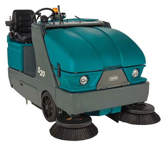 Varredeira industrial Tennant S20, homem a bordo, com duas escovas laterais